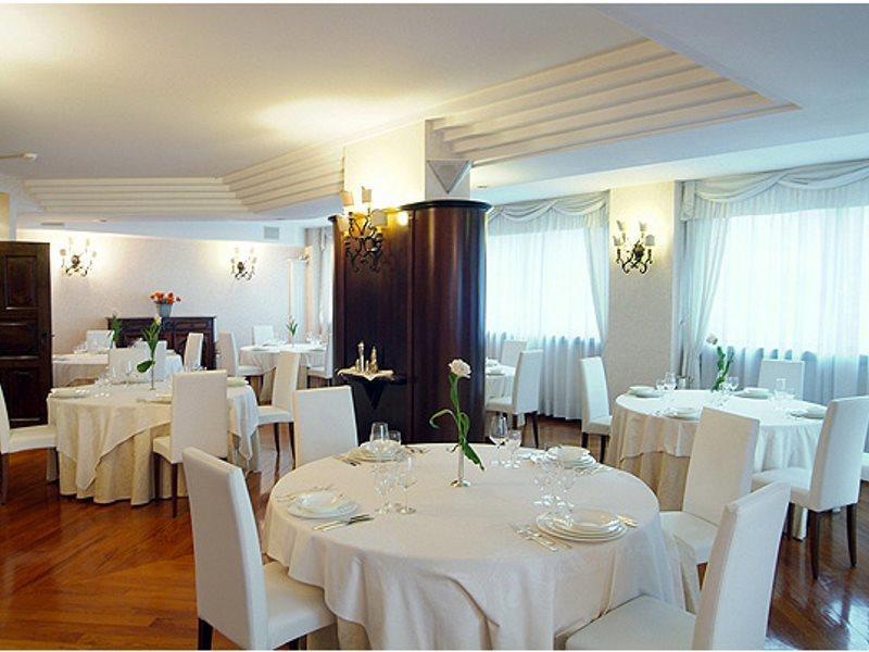 Hostellerie Du Cheval Blanc Аоста Екстер'єр фото