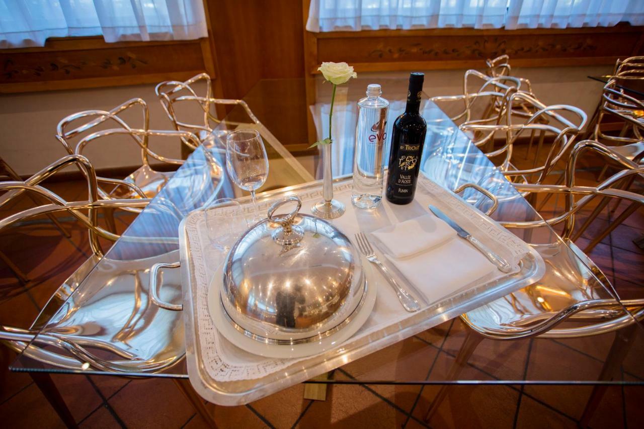 Hostellerie Du Cheval Blanc Аоста Екстер'єр фото