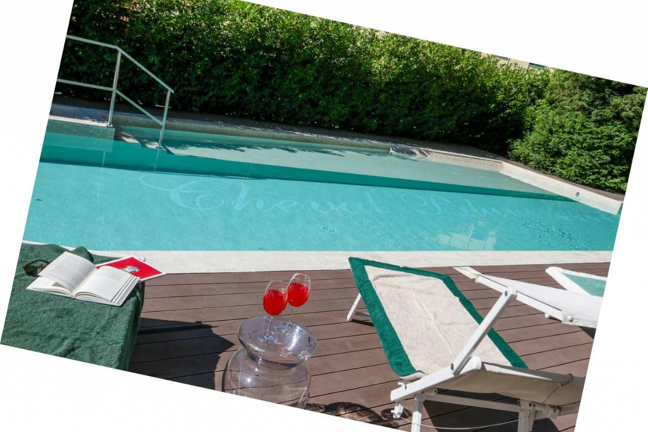 Hostellerie Du Cheval Blanc Аоста Екстер'єр фото